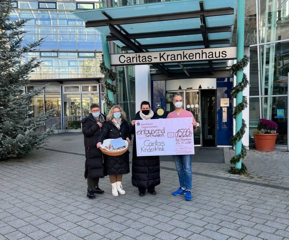 Modehaus Kuhn überreicht eine Spende an die Kinderstation im Caritas-Krankenhaus